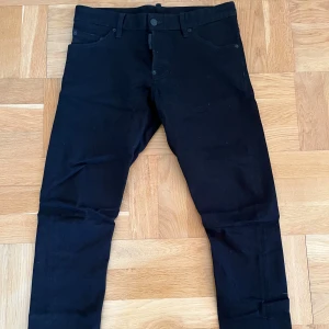 Svarta jeans från Dsquared2 - Säljer ett par snygga svarta jeans från Dsquared2 i storlek 46. De är i mycket bra skick och har en knappt använts. Hör av er om ni önskar fler bilder eller om ni har frågor!