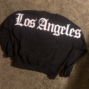 Oversized Sweater - Oanvänd pösig och skön tröja med ballt tryck över ryggen