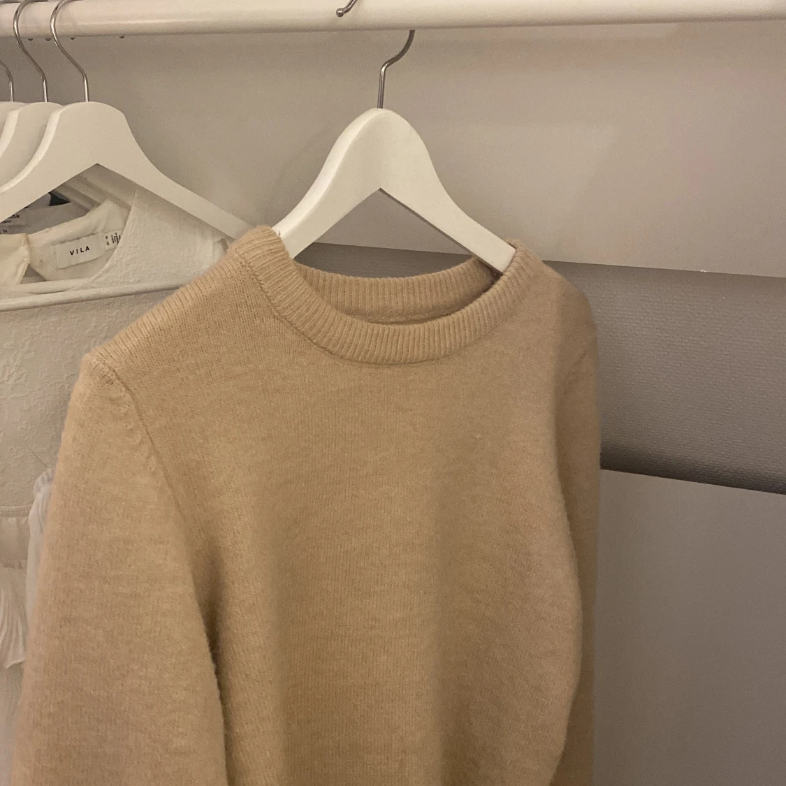 Beige stickad tröja från Vila - 91