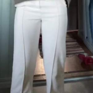 Beige kostymbyxor - Snygga beige kostymbyxor i mycket bra skick. De är super sköna och de har en klassisk design med mid waist och raka ben. Perfekta för både kontoret och mer formella tillfällen men också till vardags. Materialet ser ut att vara av hög kvalitet, vilket ger en elegant look.