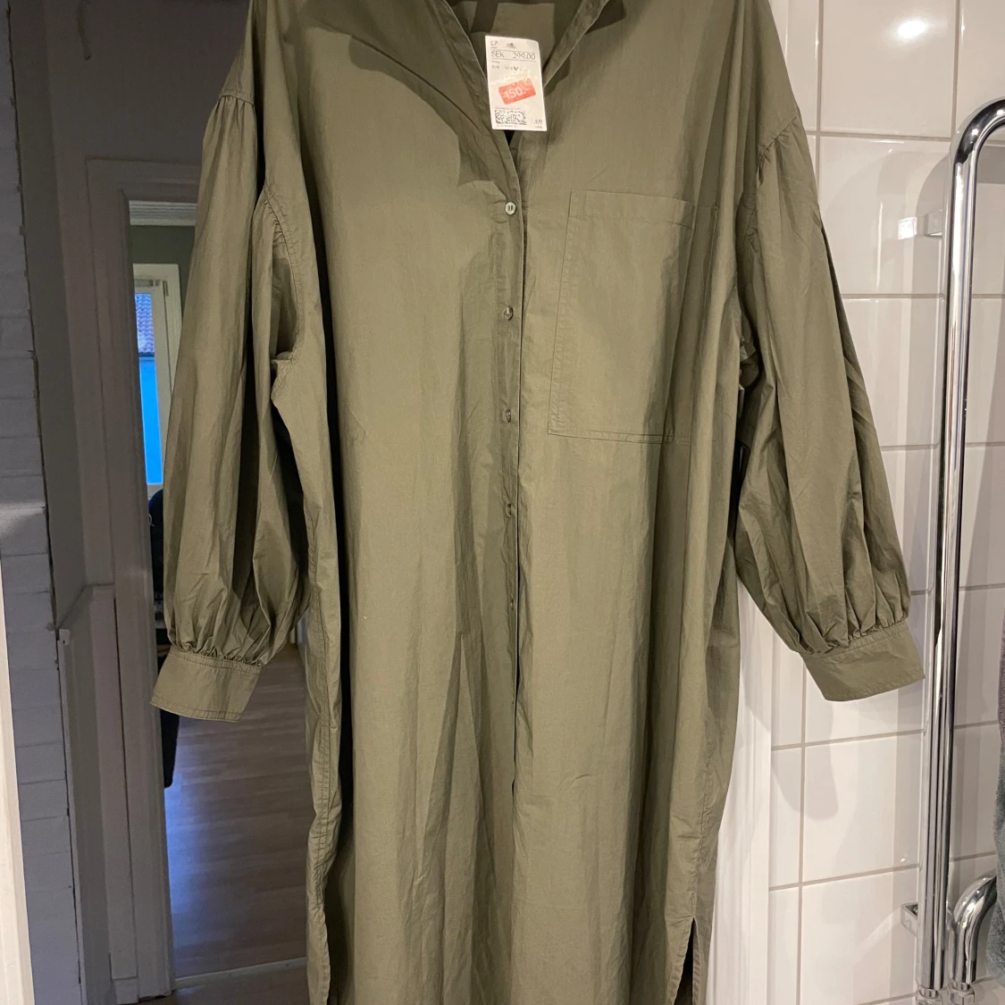 Olivgrön långklänning med knappar