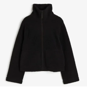 HM Svart teddyjacka - Mysig svart teddyjacka i mycket bra skick. Perfekt för höst och vinter med sin varma och gosiga känsla.  Den är i en normal passform och passar perfekt för kyliga dagar. 🖤