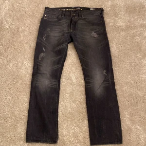 Svarta jeans från Diesel - Säljer ett par svarta Diesel Safado jeans i regular slim straight fit. De har en cool slitningseffekt. Endast provade. Dvs helt nya 