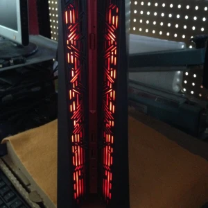 Svart och röd speldator med futuristisk design - Säljer en cool speldator med en unik svart och röd design. Den har ett futuristiskt mönster och lysande detaljer som ger en häftig look. Perfekt för gaming och ser riktigt snygg ut på skrivbordet. Kontakta mig för mer info eller prisförslag!