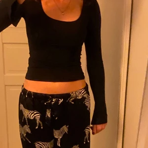 Långärmade från Gina Tricot - Mörkblå jätteskön tröja från Gina tricot. Inga defekter. 