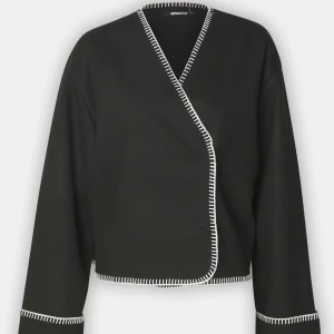 Svart kapla  med vita detaljer - Kappa från gina använd endast 1 gång i helt nytt skick