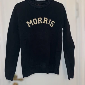 Morris stickad tröja  - Mörkblå stickad tröja i bra skick super inför vintern 