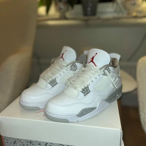 Air Jordan 4 Oreo - Säljer Jordan 4 Oreo, Storlek 42.5, nytt skick