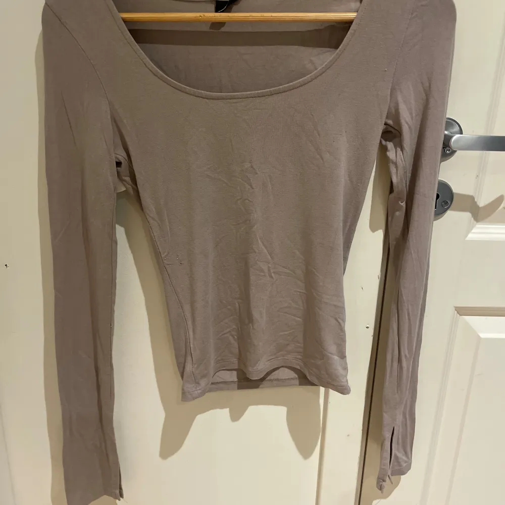 Säljer en beige långärmad topp i bra skick. Den är tight och perfekt för höst och vår. Toppen har en enkel design med rund halsringning och är gjord i ett mjukt material. . Toppar.