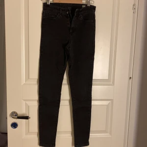 Svarta skinny jeans - Snygga svarta skinny jeans med hög midja. 