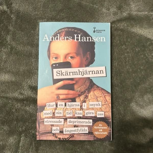 Skärmhjärnan - Boken 'Skärmhjärnan' av Anders Hansen utforskar hur vår hjärna påverkas av den digitala tidsåldern. Den diskuterar stress, depression och ångest i relation till skärmanvändning. Perfekt för den som vill förstå mer om psykologi och teknikens inverkan på vårt välmående.