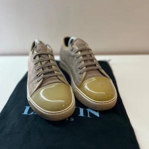 Lanvin cap toe - Lanvin cap toe skor!! | Skorna har en olivgrön färg och är i strl är 28cm i innermått  som är strl 44 i eu | Ingår: Dustbag | Nypris - 5000kr | Pris kan diskuteras vid snabb affär💸 | Fraktar spårbart via PostNord  eller Instabox | Köparen står för frakten | Tveka inte att höra av dig vid frågor📩