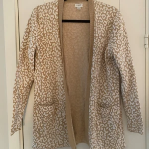 Beige och vit leopardmönstrad längre kofta i strl S från J.Crew. - Beige och vit leopardmönstrad längre kofta i strl S från J.Crew.  Använd men i fint begagnat skick.  Mått Över bröstet: ca 47 cm Längd från axeln och ner: ca 75 cm  100% bomull   Kommer från ett djur och rökfritt hem.