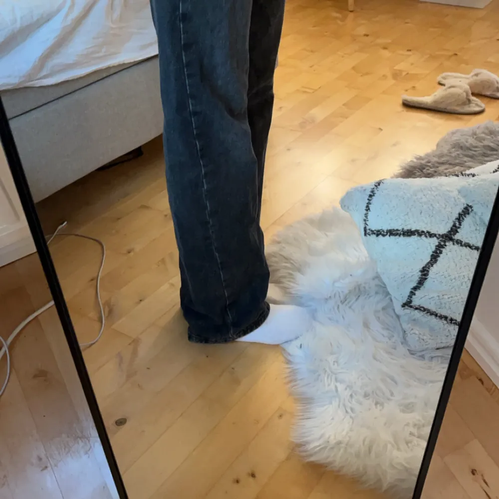 Snygga svarta jeansbyxor med en klassisk straight passform. Lågmidjade från zara släppar i marken för mig som är 178. Storlek 34 men passar 36. Farkut & Housut.