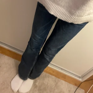Blåa bootcut jeans från Gina Tricot - Säljer ett par snygga blå jeans från Gina Tricot i storlek 158. De har en klassisk femficksdesign och är i bra skick. Perfekta för vardagsbruk med en bekväm passform. Passar till alla tillfällen!💕