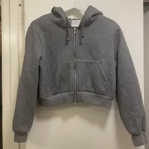 Zip up hoodie i grå. Fint skick, står storlek L men skulle säga att den är mer som en S