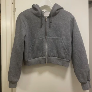 Zip up hoodie  - Zip up hoodie i grå. Fint skick, står storlek L men skulle säga att den är mer som en S