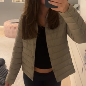 Jacka - Säljer en snygg beige jacka i mycket bra skick. Jackan har en normal passform och den stängs med knappar framtill. Superfin och stilren för alla tillfällen! (Ingen huva)💋
