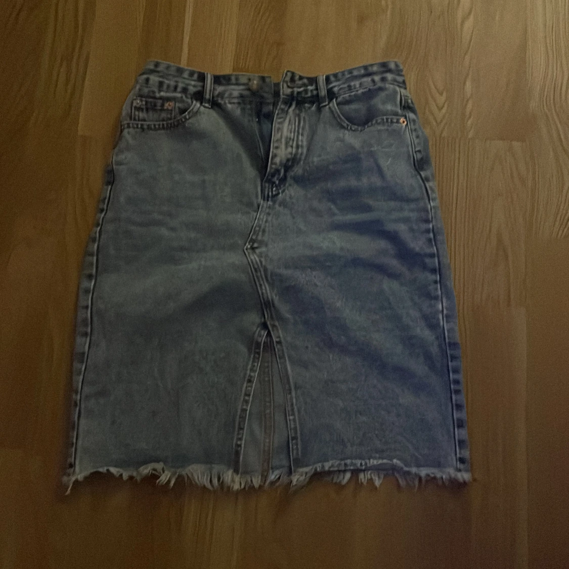 Jeanskjol med liten slits