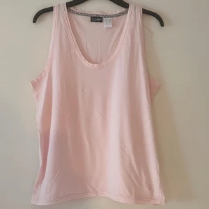 Ljusrosa linnetopp från La Redoute - Säljer en ljusrosa linnetopp från La Redoute i 100% bomull. Perfekt för sommardagar med sin lätta och luftiga känsla. Toppen har en enkel design med rund halsringning och ärmlös stil. Passar både till vardags och avslappnade tillfällen. 🌸