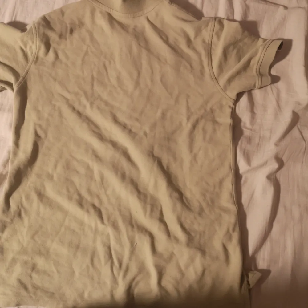 Säljer en klassisk beige pikétröja från H&M i storlek EUR 158/164. Perfekt för en avslappnad stil, med korta ärmar och knappar framtill. Tröjan är i bra skick och passar både till vardags och lite finare tillfällen. Skön och enkel att matcha med det mesta! 🌟. T-paidat.