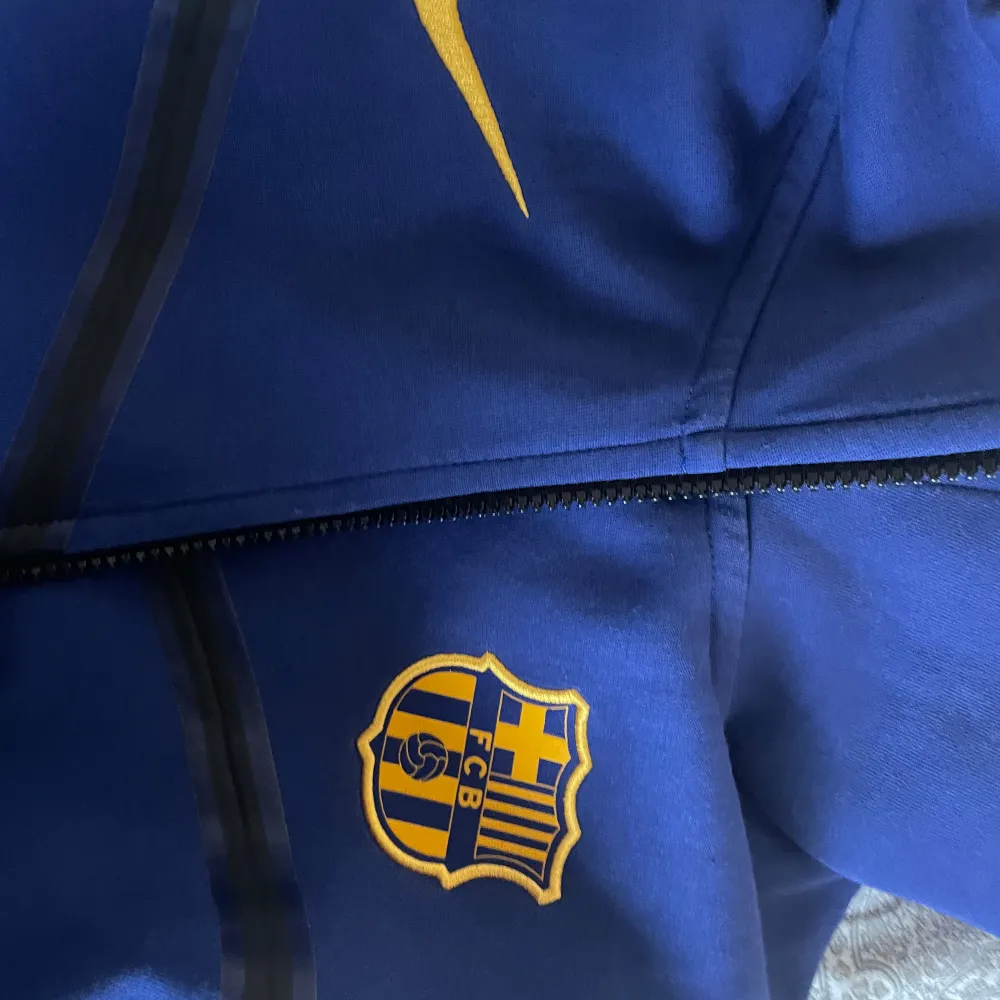 Strl M i nyskick  Köptes för 2500kr  . Hoodies.