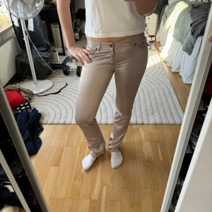 Lågmidjade jeans - Så snygga Lågmidjade jeans i satin.