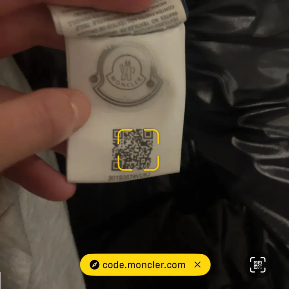 Moncler jacka i okej skick. Bra skick på utsidan men har ett stort hål i ena fickan (inget som syns på utsidan). Passar mig som brukar ha S. Priset går att diskutera❤️. Jackor.