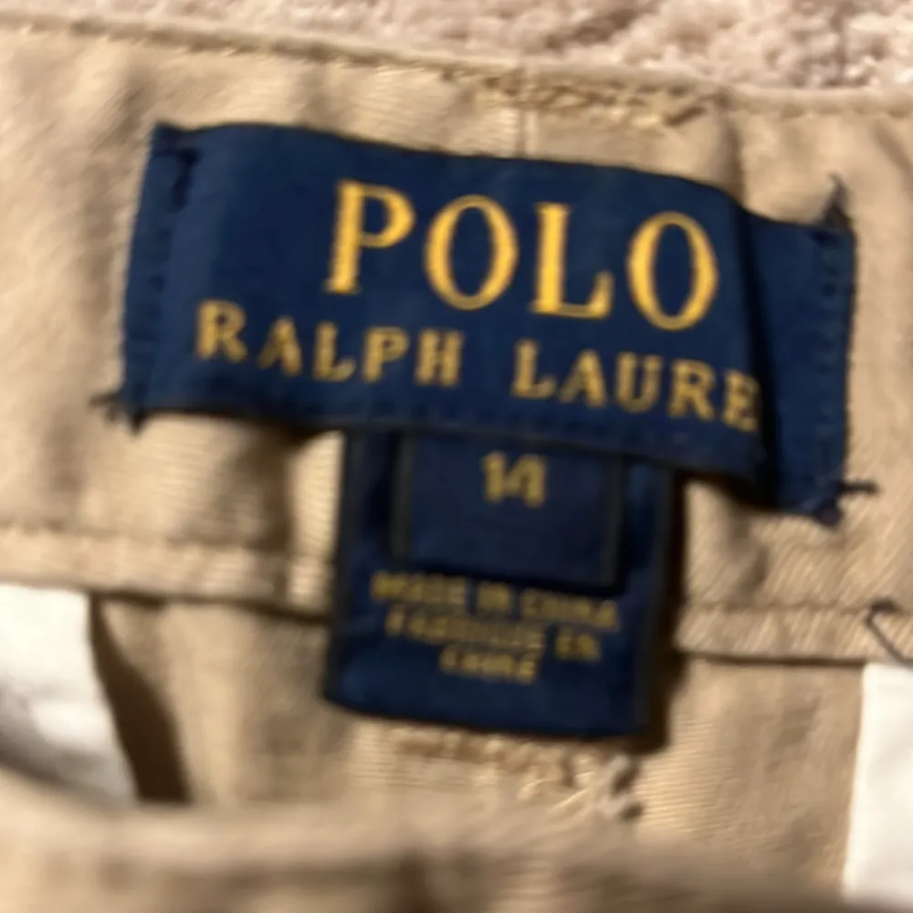 Säljer ett par feta  polo Ralph lauren chinos. Dom är aldrig använda som nya. Passar 14 år och inte bestämt pris. Kom gärna med förslag. Om ni tycker om dem så kan ni gärna skicka och som sagt öppen för förslag.. Jeans & Byxor.