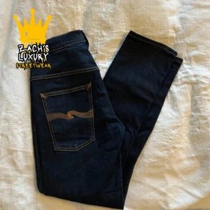 Nudie Jeans - Nudie Jeans av modellen Tape Ted, Storlek: 31/32 - Skicket pả jeansen är väldigt bra utan defekter - 10/10 - mitt pris: 499 - Nypris: 1599kr