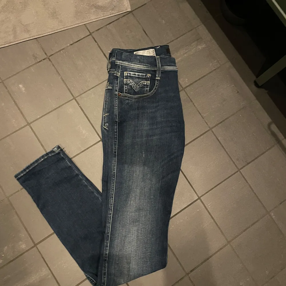 Säljer ett par snygga mörkblå jeans från Replay, modell Anbass. De är i Hyperflex-material vilket gör dem superstretchiga och bekväma. Perfekta för både vardag och fest! 🕺. Jeans & Byxor.