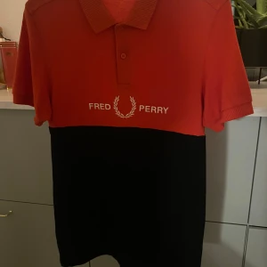 Fred Perry  - Hej  Säljer denna fina fred Perry piken i storlek M Den är knappast använd pga för liten  Skick 9/10  