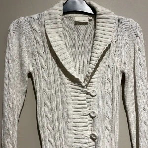 Stickad kofta - Säljer denna stickade koftan i storlek s från scenario kontakta gärna om du har frågor eller funderingar😊