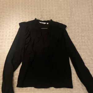 Svart blus  - Svart blus från Kappahl