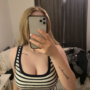 Randigt linne  - Väldigt mjukt och mysigt material. Storleken stämmer, S 💗köpt för några år sen men använd ett fåtal gånger, Max 10 gånger 