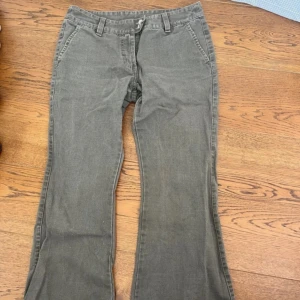 Lågmidjade gröna jeans - Sååå snygga lågmidjade bootcut militärgröna jeans!! Väldigt snygga bakfickor😍går ner till marken på mig som är 171 och midjemåttet är ca 40 rakt över❤️ kan skicka fler bilder om en vecka! Men as najs verkligeb