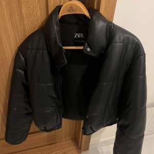 Zara skinn bomber jacka - Zara skinnbomberjacka, slutsåld! Fint skick 