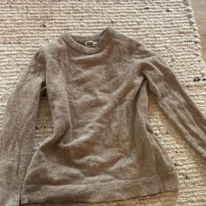 Tjock tröja till vintern  - En mysig Tjock tröja storlek 36 kostar runt 500-700 men seljer gör 299 