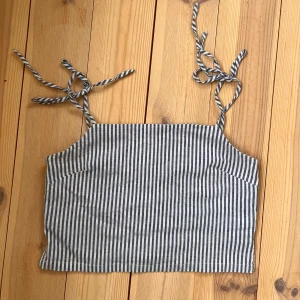 Linne - Kort linne från brandy Melville. Fint skick ej använd så mycket :) knapp där bak och slits på sidorna🫶🏻