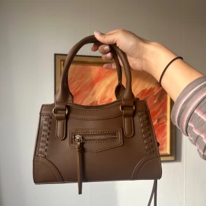 Gina Tricot Crossbody Väska - Brun crozzbody väska från Gina tricot. Ordinarie pris 399kr.