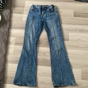 Blå jeans med fickor - Säljer dessa super snygga blå jeans som är i storlek 152 från lindex och även så att man kan stänga fickan. Säljer pga för korta för mig, bra skick. Köpt för ungefär 7 månader sedan och nypris 349kr. 
