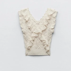 Topp Zara  - Säljer nu min super fina spets topp från Zara i storlek S som inte är använd någon gång 🙌💗💕✨