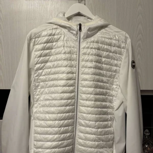 Vit colmar jacka  - Vit jacka från colmar  Storlek s/m (50) Lite smutsig i ärmen  Märker nere på ryggen är lite bort skavt Annars bra sick  