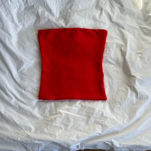 Bandeau topp - Röd Bandeau topp i tjockt material som inte glider ner. Använd en gång på halloween!🎈🎈🎈🎈 