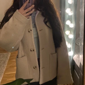 Beige Monki kort kappa - Kort kappa/jacka från monki storlek xs men passad också s-m beroende hur man vill den ska sitta 🥰
