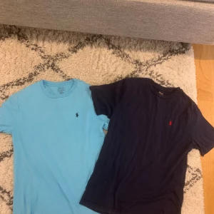 Ralph lauren t shirt - Jag säljer mina Ralph lauren t shirts i färgen turkos och navy blue i storlek 14-16 år. Varorna har tecken på användning där på det låga priset.