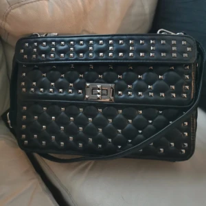 intressekoll - Superfin valentino liknande väska som inte kommer till så mycket användning,super fint skick och får plats med mycket, är inte helt säker om jag vill sälja än så kom med bud 💞