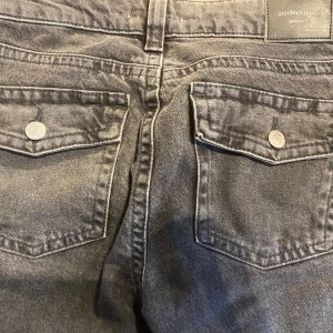 Lågmidjade bootcut jeans - Lågmidjade bootcut jeans från Gina Tricot i stl 38. Använda ett fåtal gånger så i fint skick. Köparen betalar frakten. 