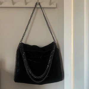 Svart väska  - Säljer denna snygga Stella McCartney liknande väskan❣️skriv om ni har frågor, pris kan diskuteras.