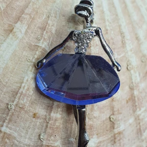 Ballerina Brosch med blå kristall  - Ballerina brosch med fin kjol i blå kristall, mått är ca 4.5 × 2.5 cm. ✨️✨️✨️Titta igenom alla mina upplagda och köp fler saker i bundle för att spara på frakten och få allt du köpt i ett och samma paket✨️✨️✨️